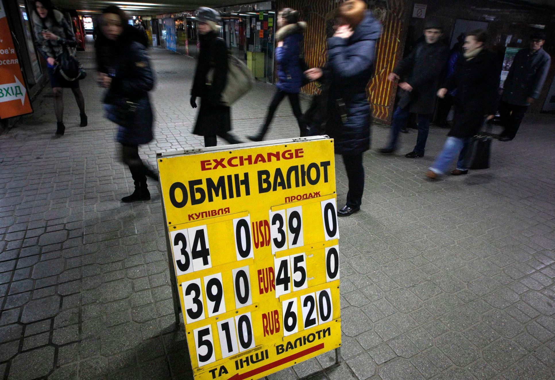 Kurz ukrajinské hřivny, tabule v centru Kyjeva