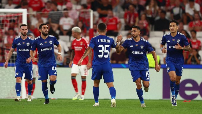 Radost fotbalistů Karabachu v Lize mistrů na hřišti Benfiky