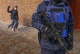 V belgické metropoli se tak nabízí nevšední pohled: děti spěchají do školy za doprovodu policistů se samopaly.