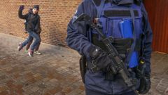 Brusel: školáci se vrací do školy za dohledu ozbrojených policistů.