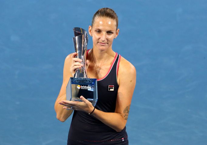 Karolína Plíšková s vítěznou trofejí na turnaji v Brisbane 2019.