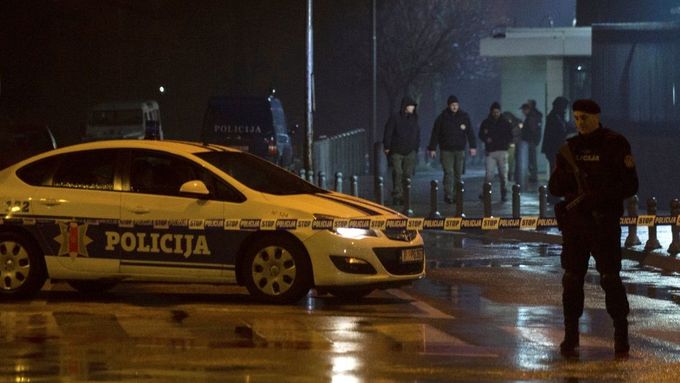 Policisté hlídkují před budovou amerického velvyslanectví v Podgorici