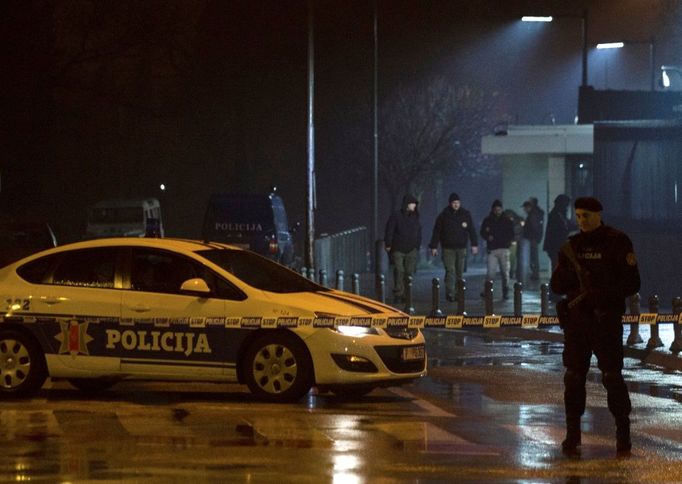 Policisté hlídkují před budovou amerického velvyslanectví v Podgorici