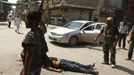 ATTENTION EDITORS - VISUAL COVERAGE OF SCENE OF DEATH OR INJURY A Free Syrian Army member walks past the body of what they say is a member of Syrian President Bashar al-Assad's shabiha militia at Aleppo's disctrict of al-Sukkari July 29, 2012. REUTERS/Zohra Bensemra (SYRIA - Tags: POLITICS CONFLICT CIVIL UNREST MILITARY TPX IMAGES OF THE DAY) TEMPLATE OUT Published: Čec. 29, 2012, 8:19 odp.