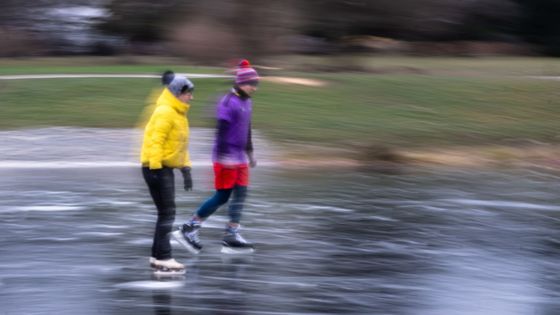 Rybníku se umělé kluziště nevyrovná, může být ale nebezpečný. Jak poznat tenký led