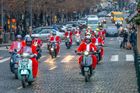 Parta Santa Clausů se projela Prahou, aby podpořila dobrou věc.