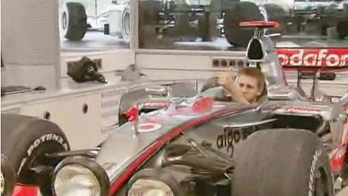 Hotovo! Vůz F1 ze stáje McLaren má přední světla. Žert internetových stránek mclaren.com.