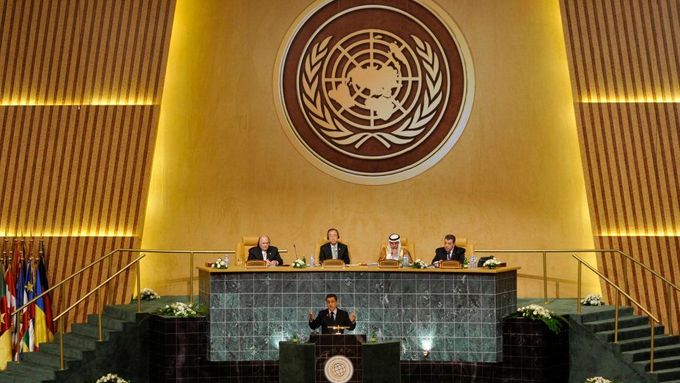Mezinárodní konference OSN o financování pro rozvoj v katarském hlavním městě Doha. U řečnického pultíku právě promlouvá Nicolas Sarkozy, jeden z mála západních státníků, kteří na setkání dorazili