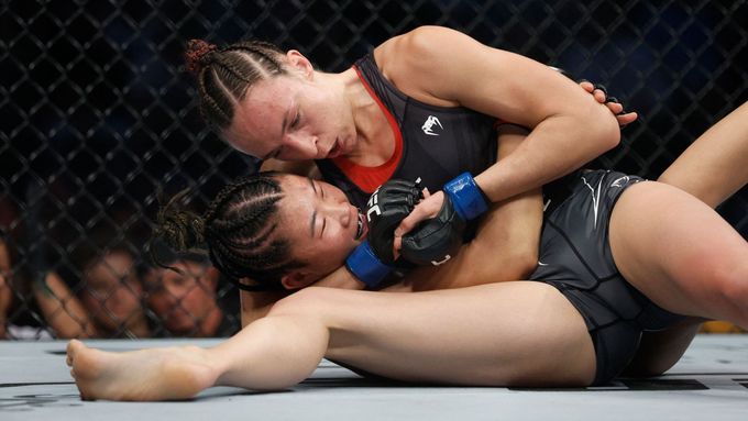 Lucie Pudilová (nahoře) při loňském souboji v UFC proti Číňance Wu Ja-nan