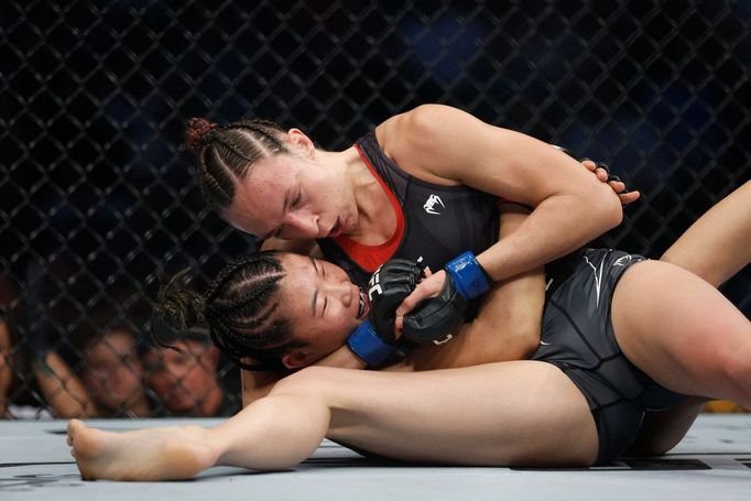 Lucie Pudilová (nahoře) při loňském souboji v UFC proti Číňance Wu Ja-nan