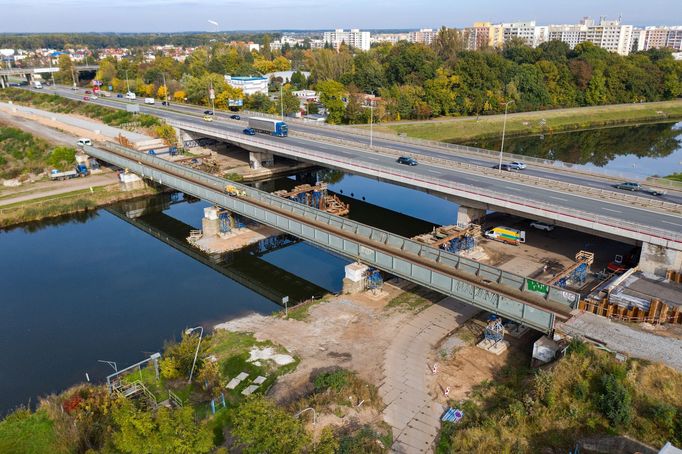 Železniční most přes Labe v Pardubicích stavební firma posunula o 18 metrů.