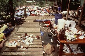 Masová sebevražda stovek sektářů. Kdo v Jonestownu protestoval, dostal injekci jedu