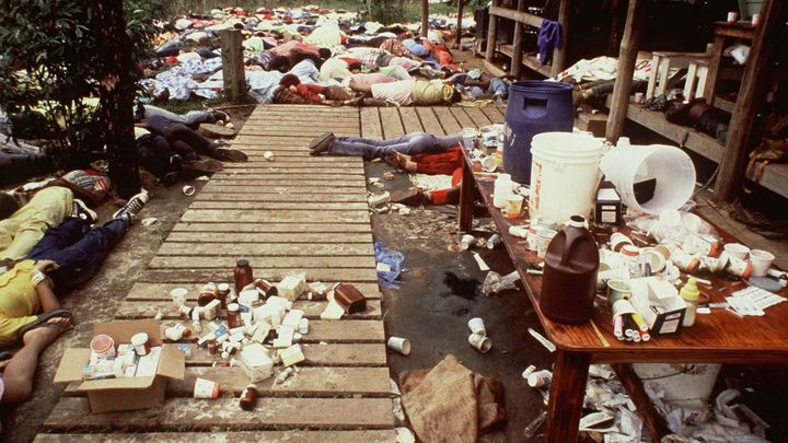 Masová sebevražda stovek sektářů. Kdo v Jonestownu protestoval, dostal injekci jedu