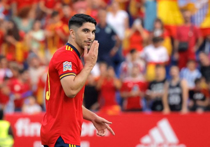 Carlos Soler slaví branku v síti Česka