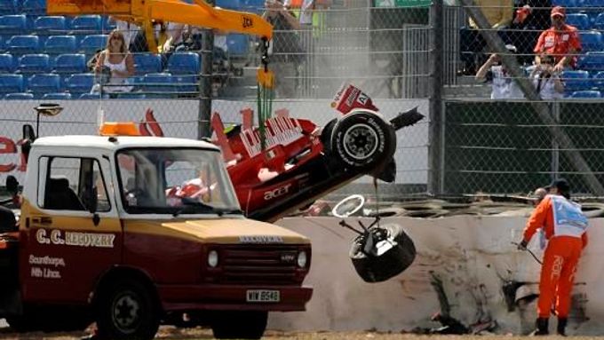 Jeřáb právě nakládá zničený vůz Felipe Massy