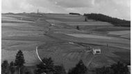 Německá špionáž si kopec fotografovala. Tento snímek pochází již z období okupace. To už z linie opevnění stoupající na Adamovu horu Němci odvezli překážky patrné na předchozím snímku. Na tomto je vidět pěchotní srub K-S 47 "V dolině", nad ním K-S 46 "V zátiší" a na vrcholu hory pak tvrzový pěchotní srub K-Am-S 41 "Pod vrškem".