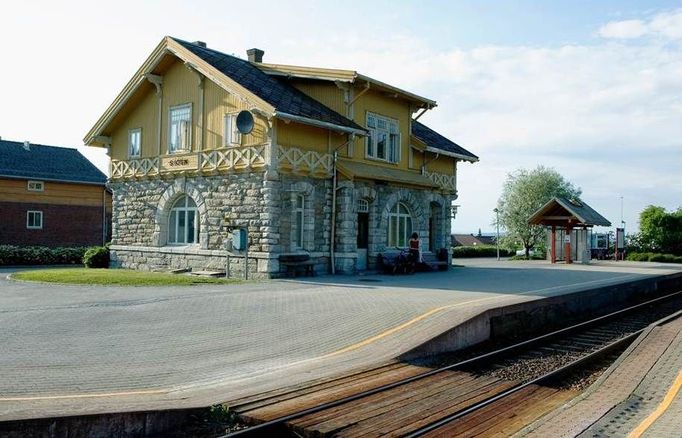 Secesní železniční stanice ve Skogn, architekt Paul Due, 1902.  Železniční stanice Skogn leží v kraji Nord Trøndelag. Je součástí knihy o kamenných stavbách. Tentokrát foceno digitálním fotoaparátem. (c) Jiří Havran