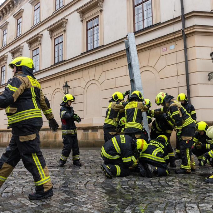 Hasiči připravují protipovodňová opatření v Praze.