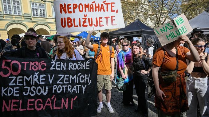 Protestní akce proti Pochodu pro život v centru Prahy.