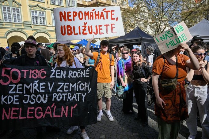 Protestní akce proti Pochodu pro život v centru Prahy.