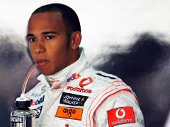Lewis Hamilton se občerstvuje mezi pátečními tréninky před Velkou cenou Bahrajnu