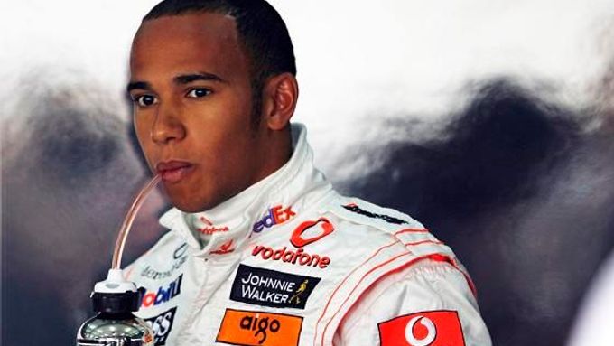 Lewis Hamilton se občerstvuje mezi pátečními tréninky před Velkou cenou Bahrajnu