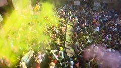 Indové slaví festival barev, do vzduchu hází pigmenty a květiny