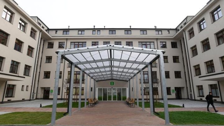 V čekárně nemocnice se zastřelil muž. Policie řeší důvod, nikomu jinému neublížil