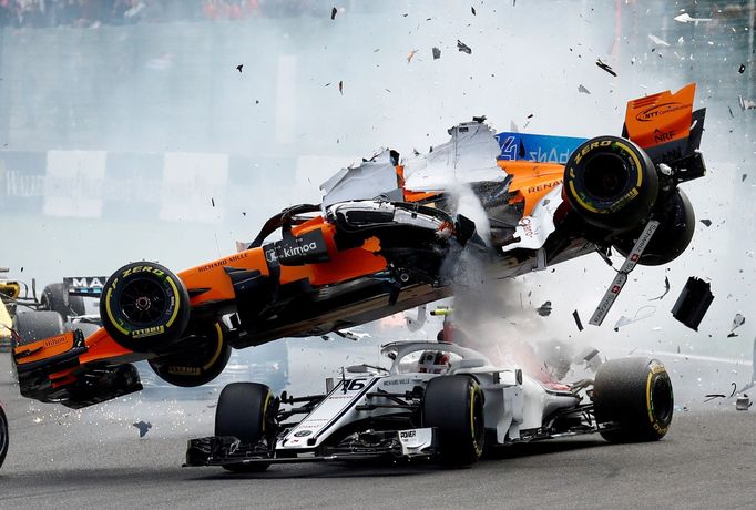 Fernando Alonso v McLarenu se ocitl ve vzduchu nad Sauberem Charlese Leclerca krátce po startu Velké ceny Belgie.