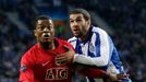 Fotbalista Manchesteru United Patrice Evra (vlevo) v souboji Lisandrem Lopezem z Porta v odvetě čtvrtfinále Ligy mistrů.