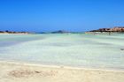 11. Pláž Elafonissi (Kréta) - Jedinečná pláž na jihozápadě Kréty patří mezi jednu z 25 nejkrásnějších na celém světě. Zároveň je velmi vhodná pro rodiny s malými dětmi, hloubka zde totiž dosahuje maximálně 40 centimetrů.