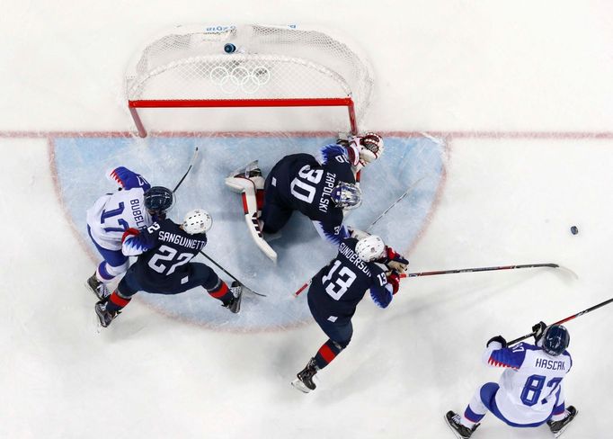 Brankář Ryan Zapolski v zápase Slovensko - USA na ZOH 2018