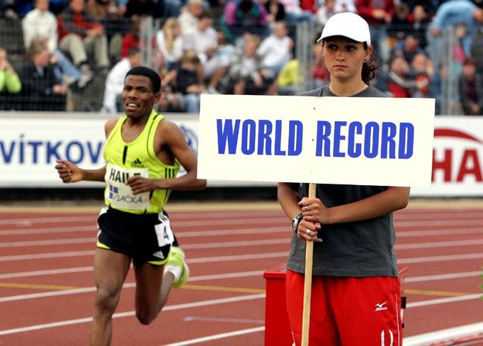 Etiopan Haile Gebrselassie probíhá kolem místa označujícím hodnotu rekordu Mexičana Barriose. Aby jej překonal, potřeboval v tuto chvíli uběhnout ještě jeden okruh.