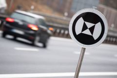 Mysteriózní značky na německé dálnici zneklidňují řidiče, pro ně ale určené nejsou