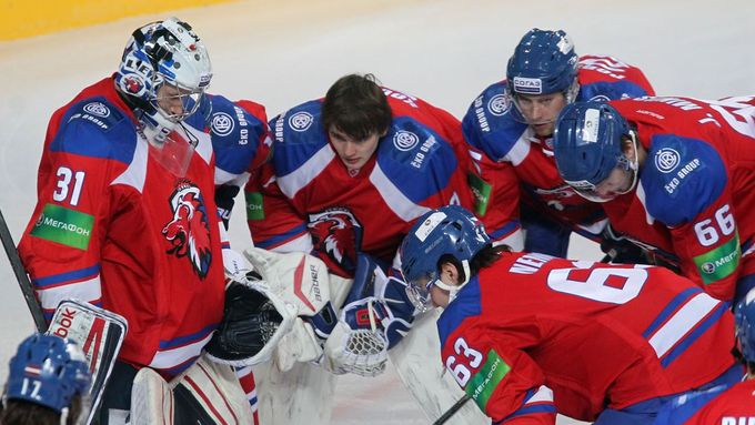 Těžká rána pro Lev Praha, který bojuje o play-off KHL. Během reprezentační přestávky přijde o 12 opor.