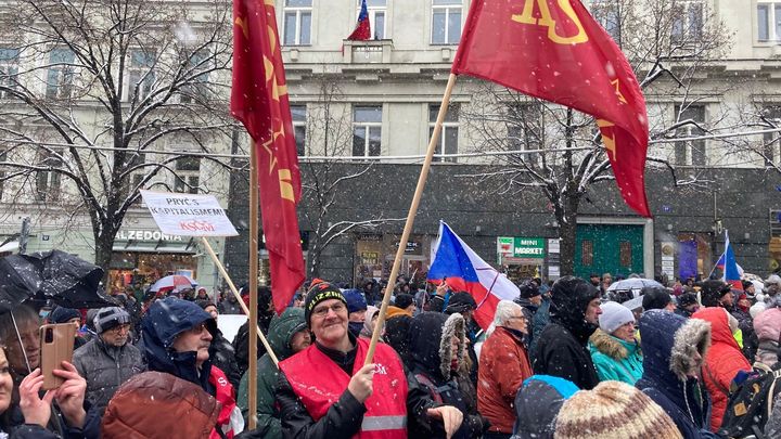Na protivládní demonstraci dorazily stovky lidí. Vystoupili Paroubek a Konečná; Zdroj foto: Radek Bartoníček