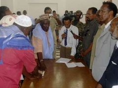Somálský premiér Ali Mohamed Gedi (druhý zprava) přihlíží v Mogadišu jmenování nových soudců