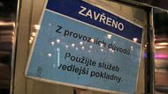"Vzhledem k tomu, že České dráhy jsou státní a fungují tedy z našich peněz, by měly být k běžnému cestujícímu mnohem otevřenější," uvedl odborník na reklamu, bývalý ředitel Asociace komunikačních agentur Vysoké školy ekonomické v Praze Jiří Mikeš.