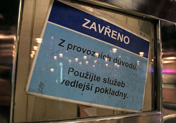 "Vzhledem k tomu, že České dráhy jsou státní a fungují tedy z našich peněz, by měly být k běžnému cestujícímu mnohem otevřenější," uvedl odborník na reklamu, bývalý ředitel Asociace komunikačních agentur Vysoké školy ekonomické v Praze Jiří Mikeš.