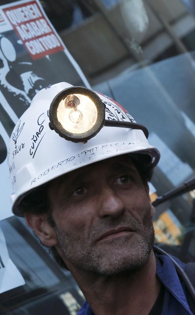 A coal miner stands during a protest against government spending cuts in the mining sector in Madrid May 31, 2012. REUTERS/Sergio Perez (SPAIN - Tags: CIVIL UNREST POLITICS BUSINESS) Published: Kvě. 31, 2012, 2:16 odp.