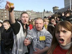 Odpůrci odstranění pomníku rudoarmějců z centra Tallinnu vyšli do ulic projevit svůj nesouhlas