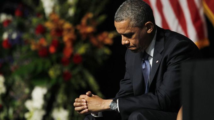 Barack Obama během zádušní mše za oběti výbuchu továrny v texaském Westu.