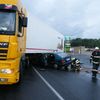 Auto skončilo pod návěsem kamionu