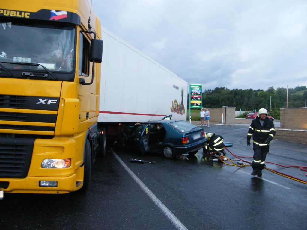 Auto skončilo pod návěsem kamionu