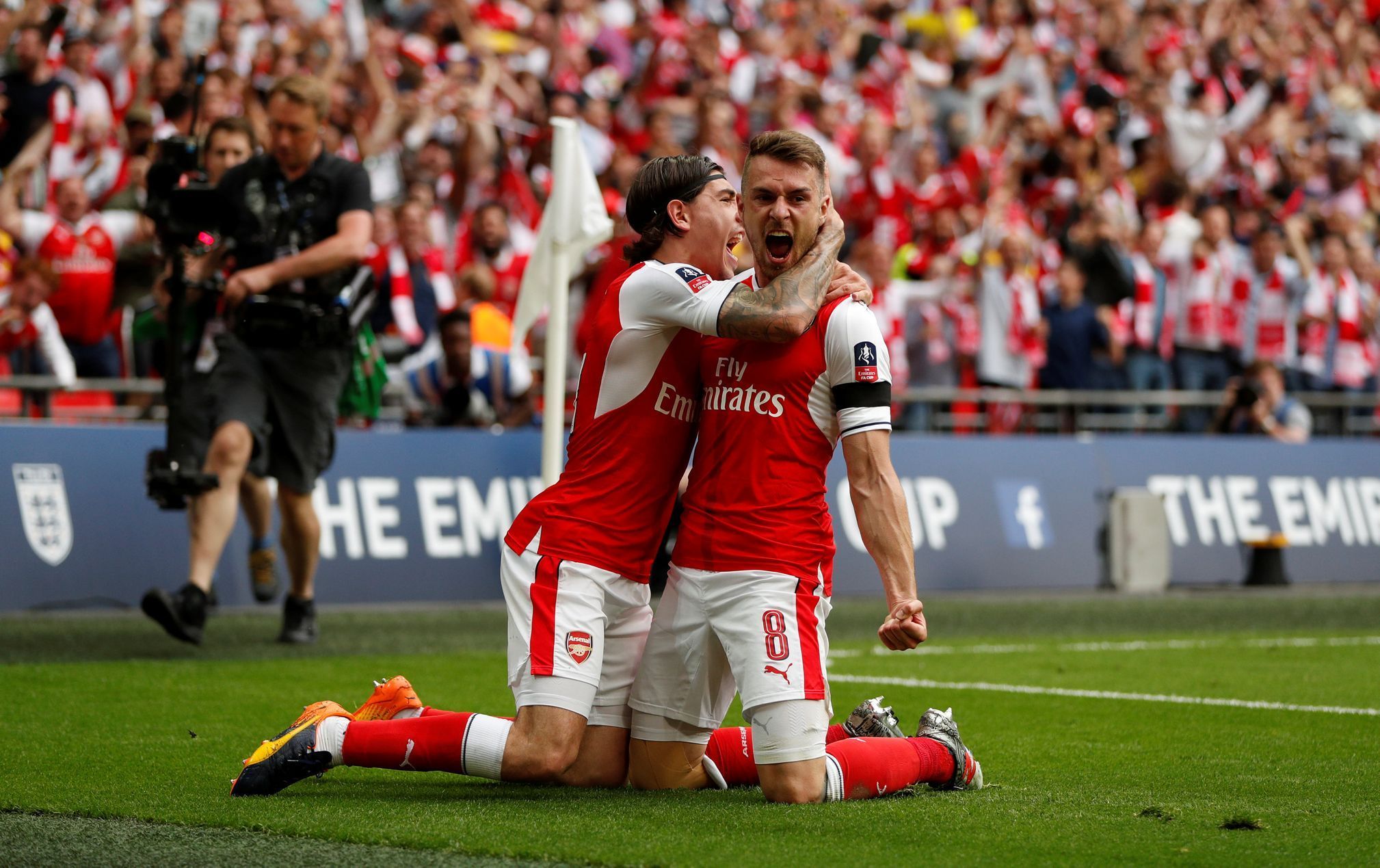 Aaron Ramsey a Hector Bellerin slaví gól ve finále FA Cupu 2017