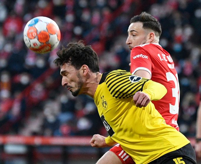 Mats Hummels z Dortmundu a Kevin Mohwald z Unionu Berlín v zápase bundesligy