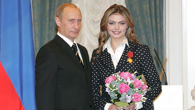 Vladimir Putin s Alinou Kabajevovou na snímku z roku 2005, když jí v Kremlu udělil Řád Za zásluhy o vlast.