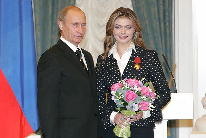 Vladimir Putin s Alinou Kabajevovou na snímku z roku 2005, když jí v Kremlu udělil Řád Za zásluhy o vlast.