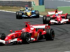 Michael Schumacher jede v čele před Felipem Massou a pilotem Renaultu Fernandem Alonsem na Grand Prix Francie v Magny-Cours.