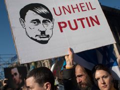 Mnozí kritici Vladimira Putina mají jasno. Okupaci Krymu srovnávají s počínáním Adolfa Hitlera. Snímek je z kyjevského Majdanu.